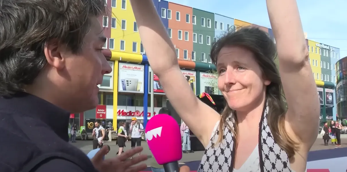 Slijptol bezoekt boze demonstranten in Amsterdam "Joost Klein zou niet mee moeten doen aan Eurovisie Songfestival" (VIDEO)