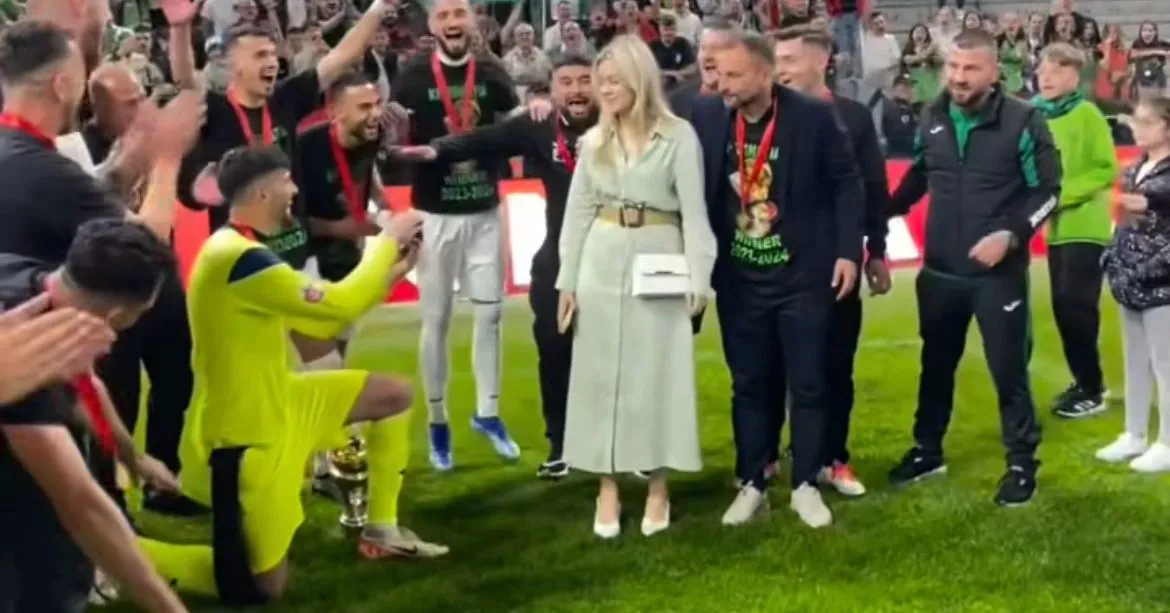 Bijzonder: Albanese keeper doet huwelijksaanzoek na winnen bekerfinale (BEELDEN)