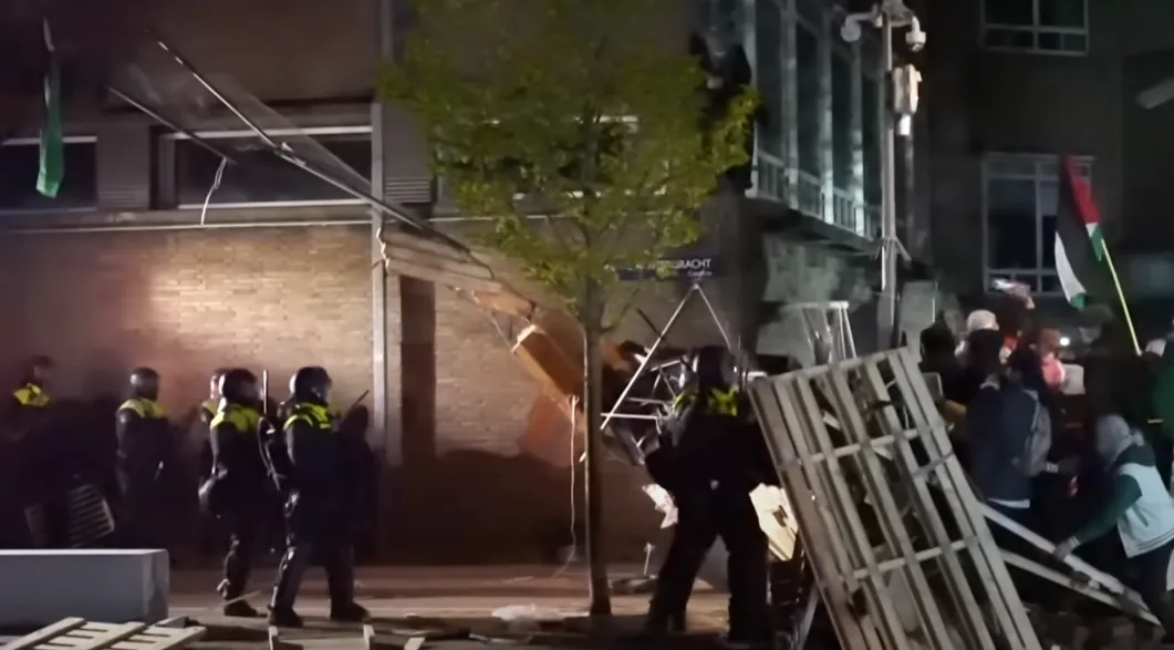 Politie pakt Amsterdamse studenten hard aan tijdens Palestina-demonstratie (VIDEO)