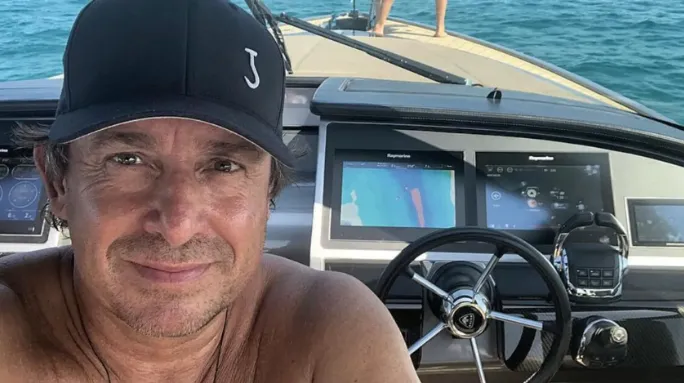 Marco Borsato tijdens boottocht gespot met onbekende dame (FOTO)