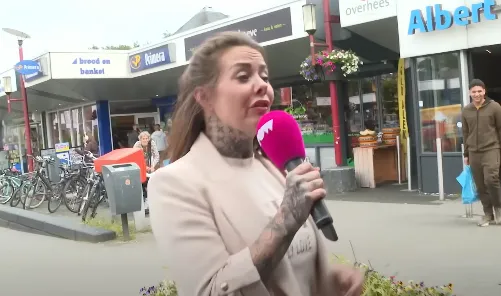 Wendy van Hout verstoort terras vol bejaarden om eigen lied te zingen (VIDEO)