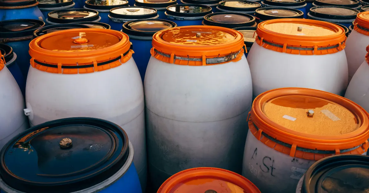Politie vindt 3.000 liter gevaarlijke chemicaliën in pand in Terneuzen