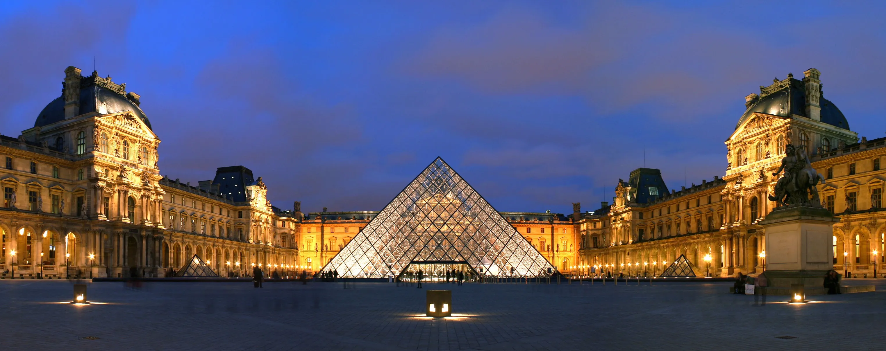 Louvre-Bannenhaff-mat-Pyramid--w
