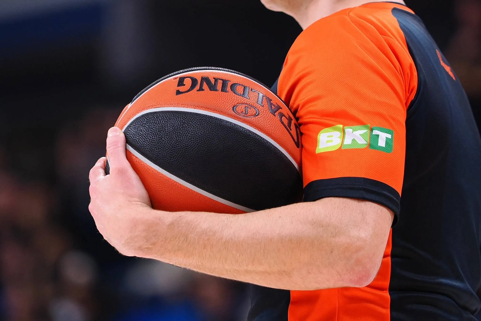 palla con arbitro euroleague savino