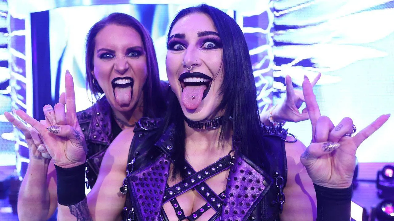 WWE: Stephanie McMahon wird zu Rhea Ripley! Ein Auftritt mit Gänsehaut-Moment