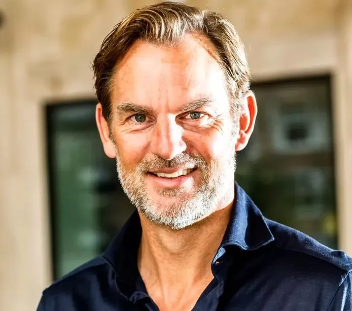 De Boer gaat met voorspelling PSV - Ajax tegen de stroom in