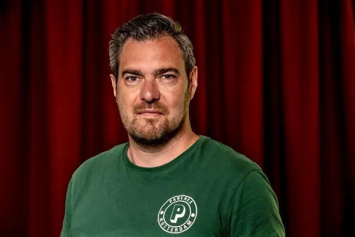 Bizarre column | Sjoerd Spaan en Henk Mossou op een pleintje in west