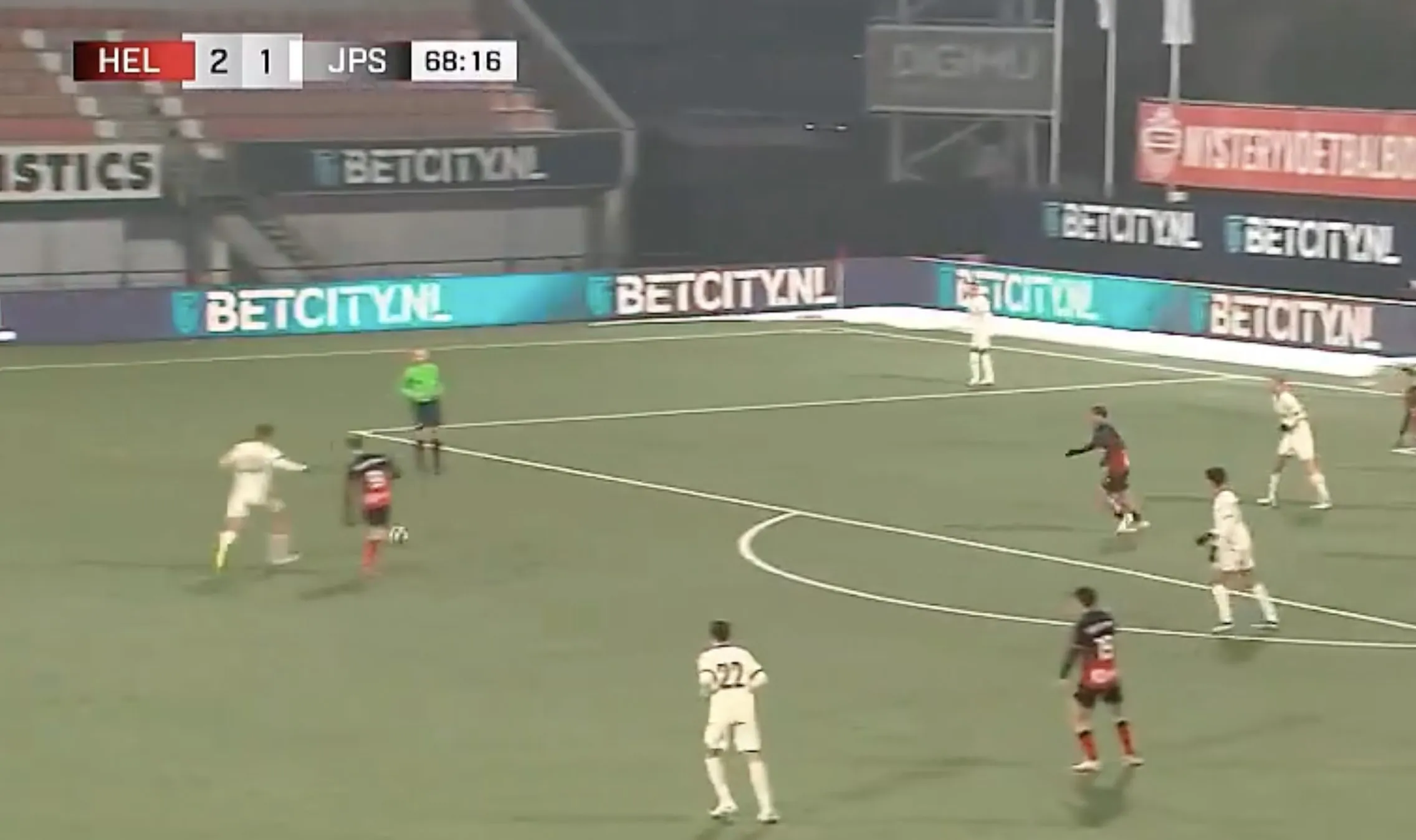 Zien! Kuhn (17) bezorgt Jong PSV met geweldig afstandsschot zwaarbevochten punt in Helmond