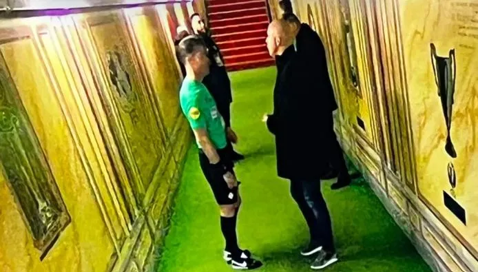 Luuk de Jong herinnert wederom discutabele Danny Makkelie aan 9 minuten blessuretijd in de Kuip