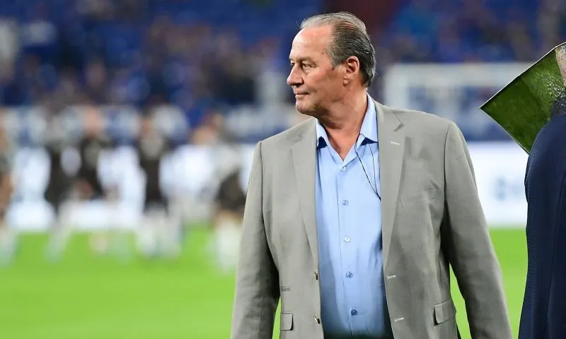 Huub Stevens schrok van PSV en wijst naar positie Peter Bosz