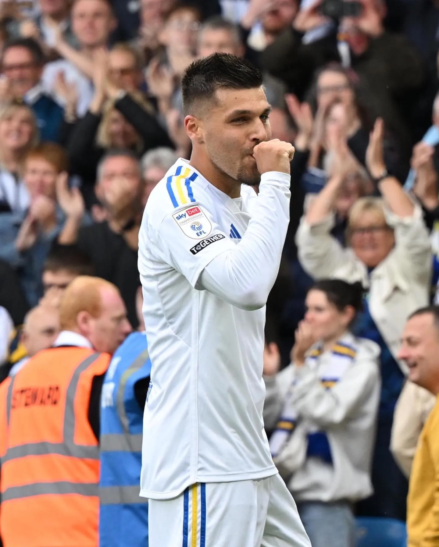Joël Piroe scoort 4 keer in 40 minuten en schiet Leeds United naar de Premier League