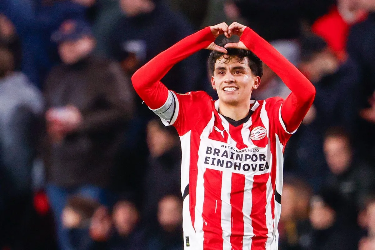 Prima spelende Ledezma, die door aantallen PSV-fans schandalig wordt beschimpt, bespringt Peter Bosz