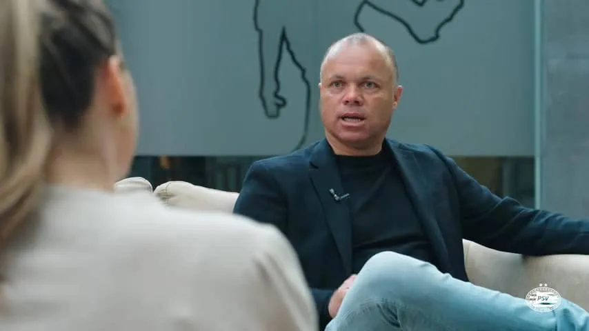 'Spoedcursus' | Stewart bevestigt actieve zoektocht naar nieuwe spits, Bosz haalt Uneken bij de selectie