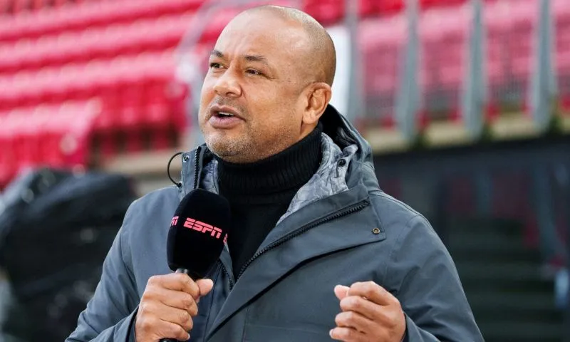 Marciano Vink wijst verbijsterd naar Ismael Saibari