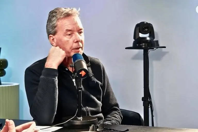 Valentijn Driessen twijfelt aan gezag: 'Noa Lang wil een cameraploeg in de kleedkamer van PSV'