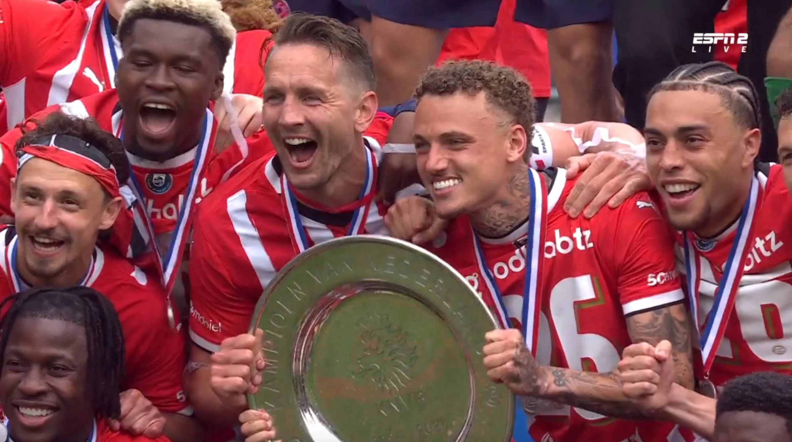 BEELDEN | PSV ontvangt 26ste kampioensschaal uit handen van Cocu