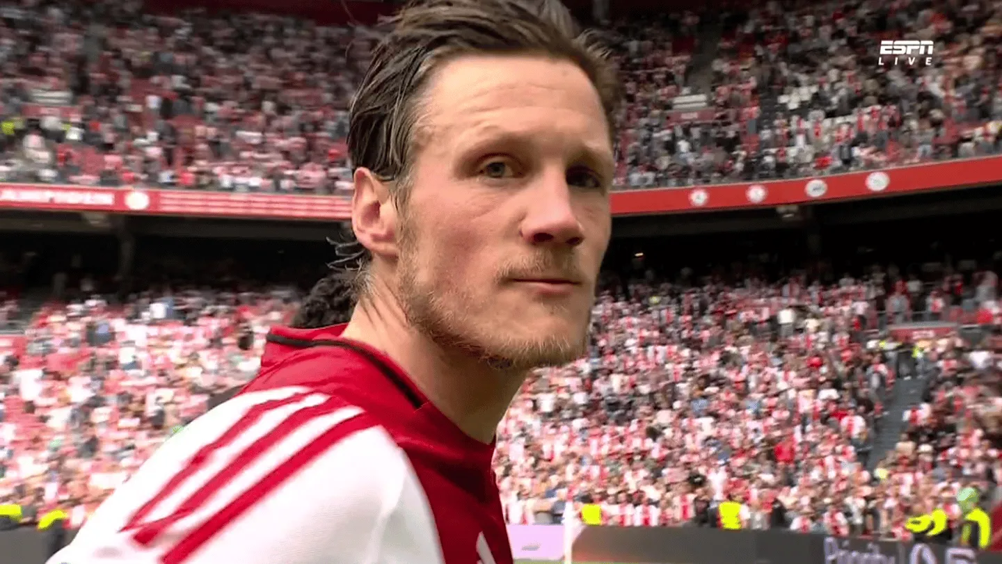 Weghorst emoties niet de baas: spits slaat camera hard weg na misgelopen titel