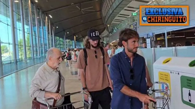 VIDEO | Gasiorowski bevestigt op vliegveld in Valencia transfer naar PSV: 'Ik ben heel blij'
