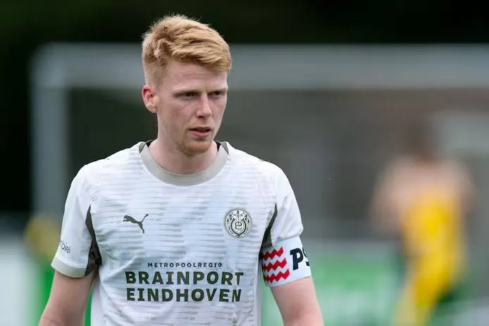 Jerdy Schouten is trots en wijst naar Luuk de Jong