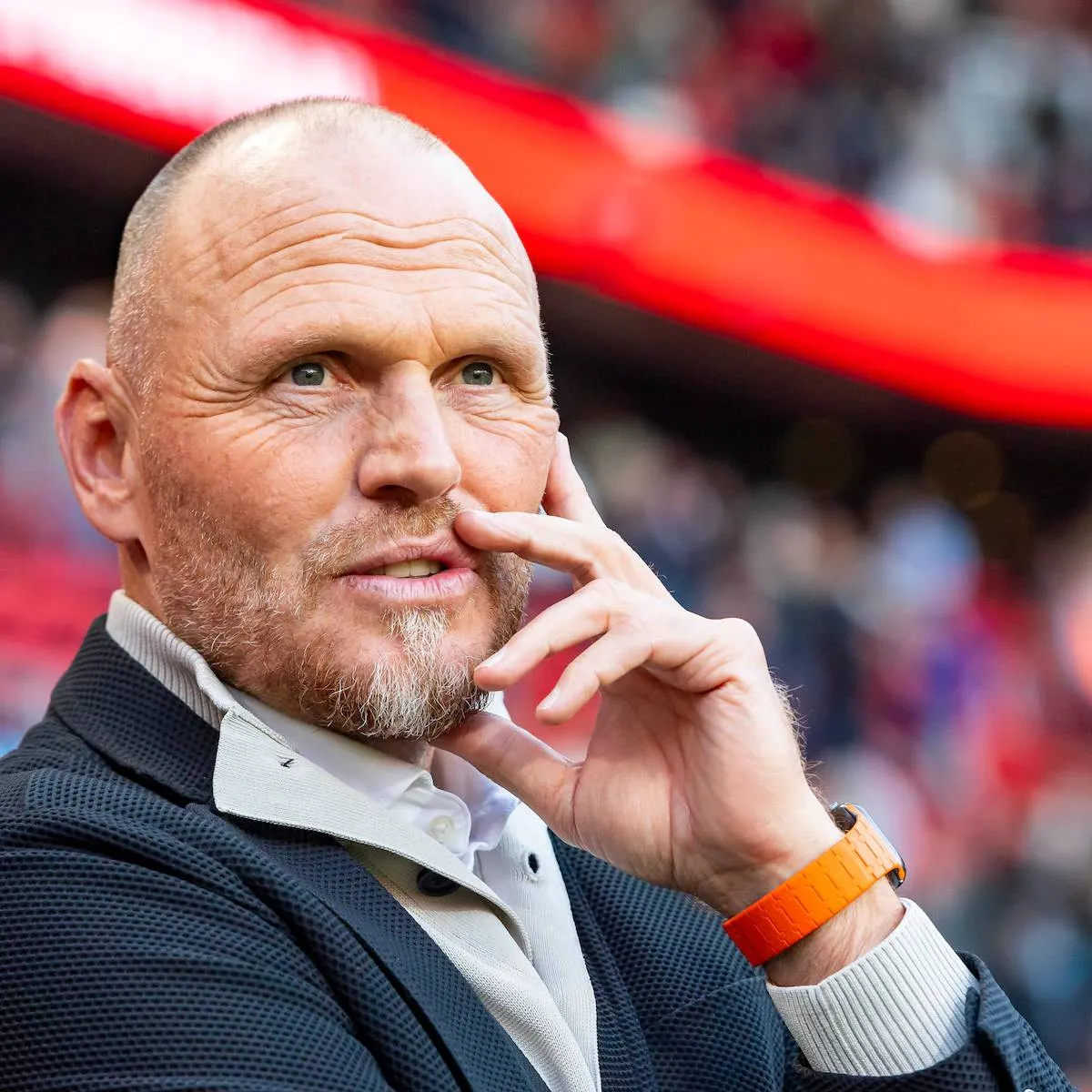 Trainer Twente pept hele club op voor wedstrijd tegen PSV én weigert met Hilgers te starten