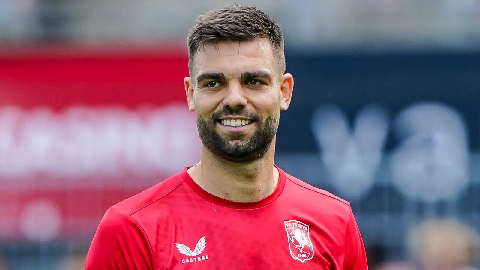 Robin Pröpper krijgt er na forse overtreding op Pléa stevig van langs