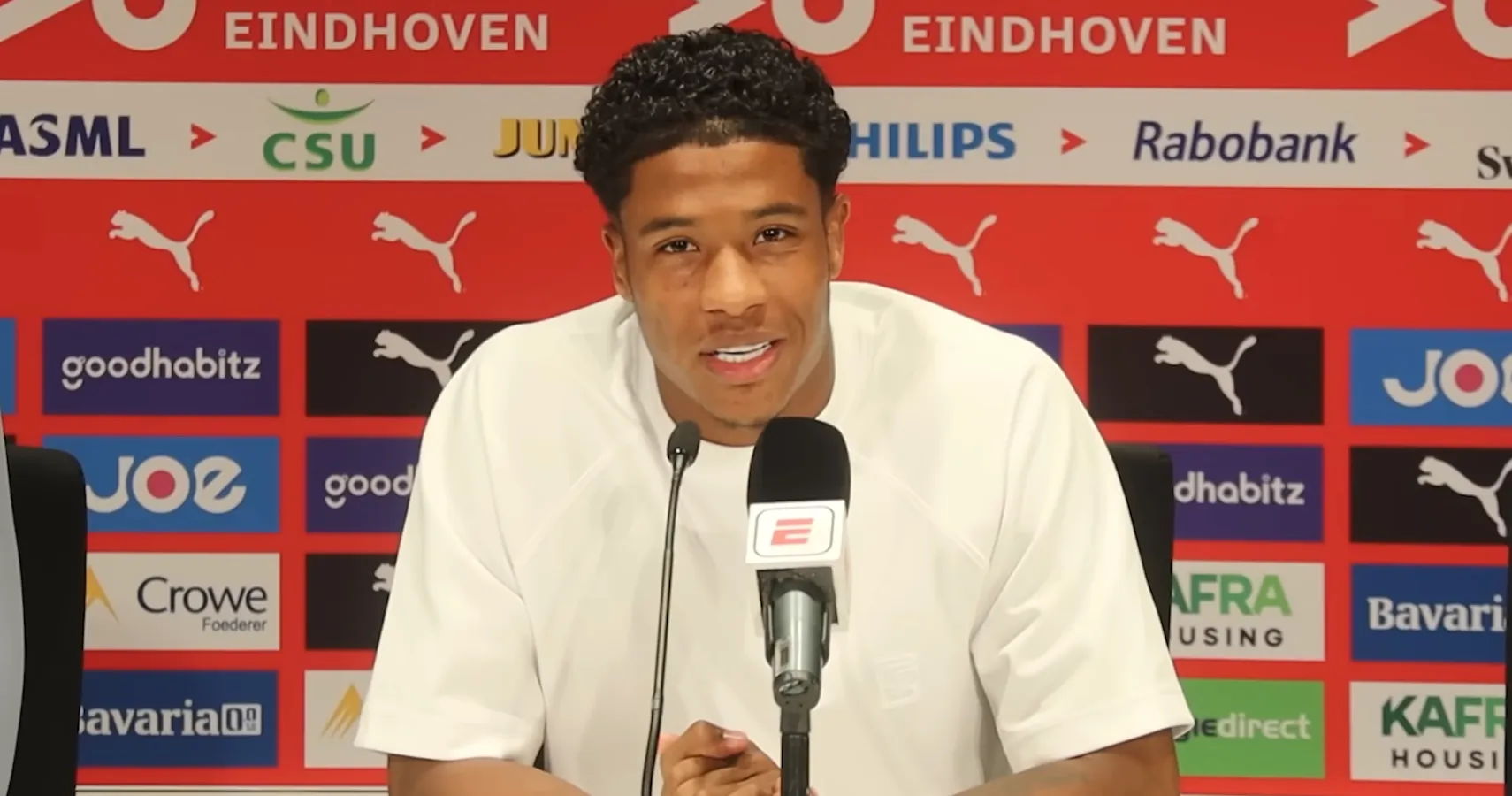 Flamingo gebruikt één woord om taalprobleem met Gasiorowski op veld te verhelpen