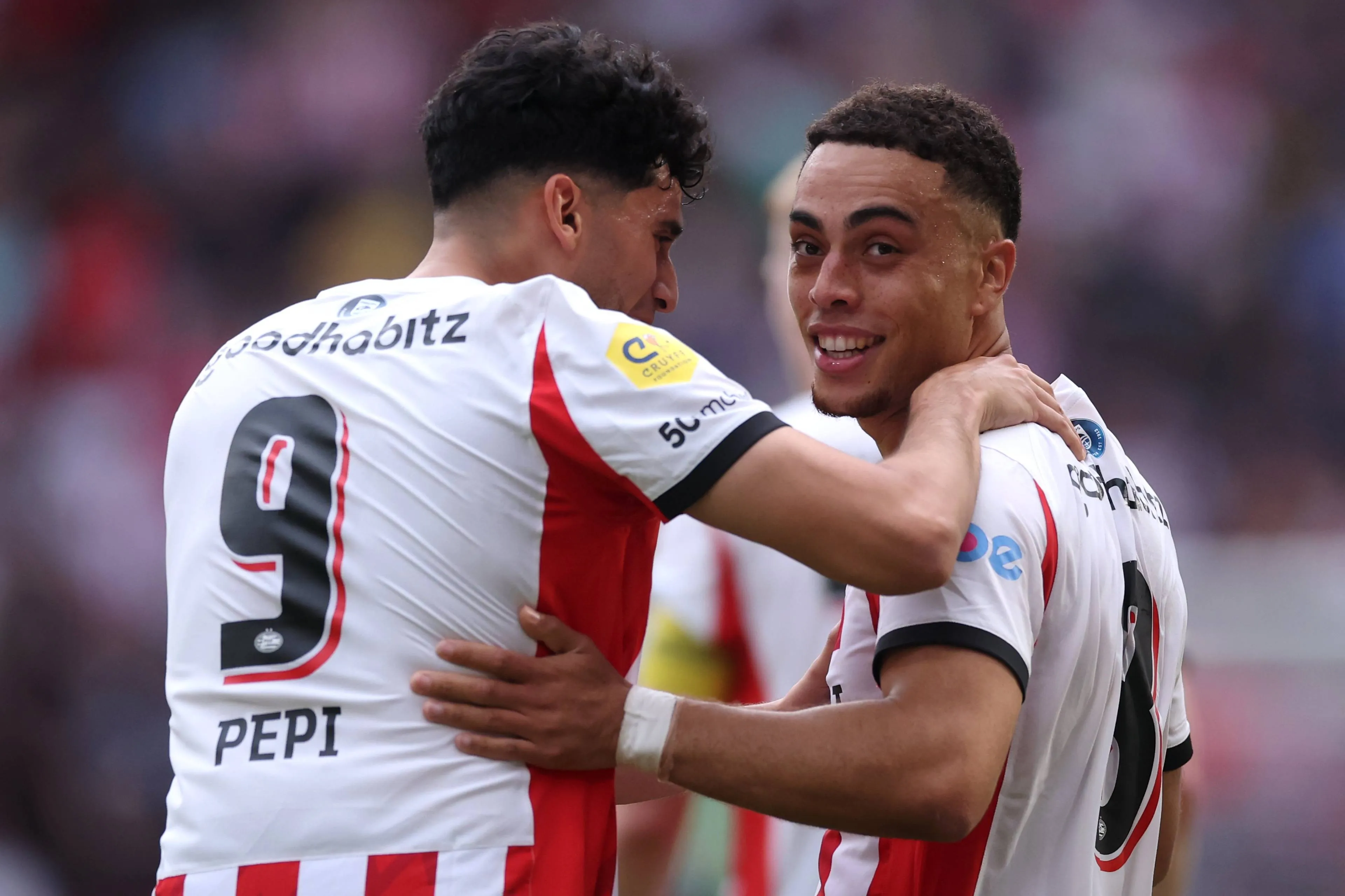 PSV-supporters keihard voor Dest, die negatief opvalt met pijnlijke statistiek tegen Olympiakos