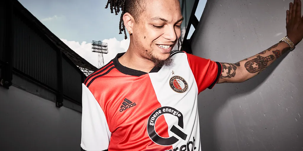 Ajax legende Ronald de Boer laat zien dat zelfs de dochter van Ronnie Flex Ajax boven Feyenoord kiest: "Wie is de beste?"