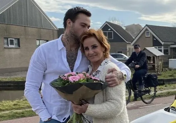 Dave Roelvink verrast moeder met nieuwe auto voor verjaardag