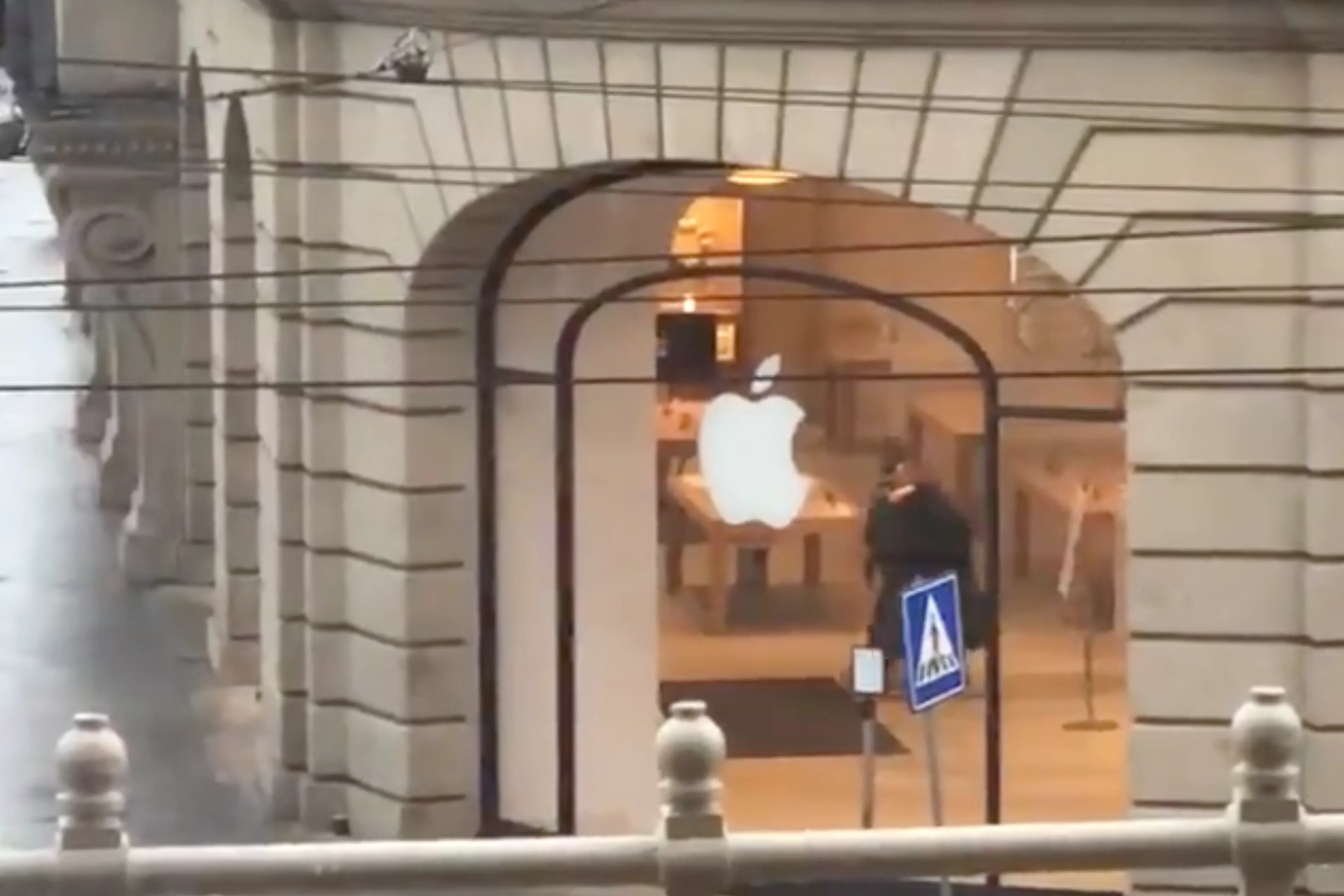 Politie massaal op de been bij Apple Store Amsterdam: "Mogelijke gijzeling"