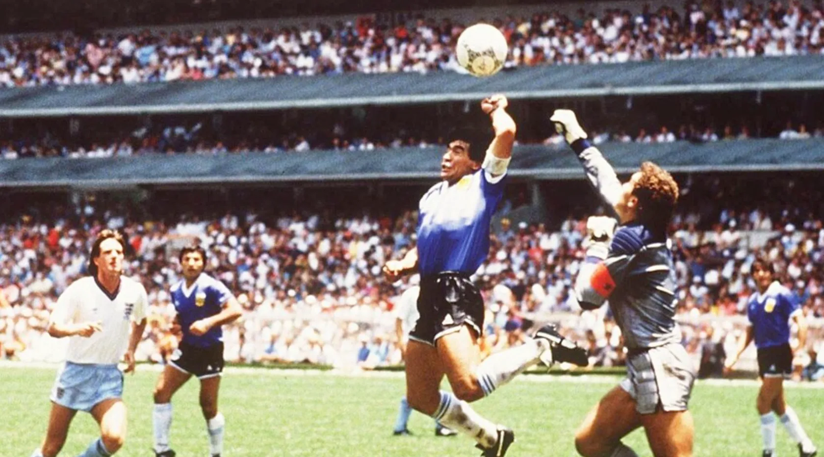 Maradona z'n gedragen "Hand of God" shirt wordt geveild