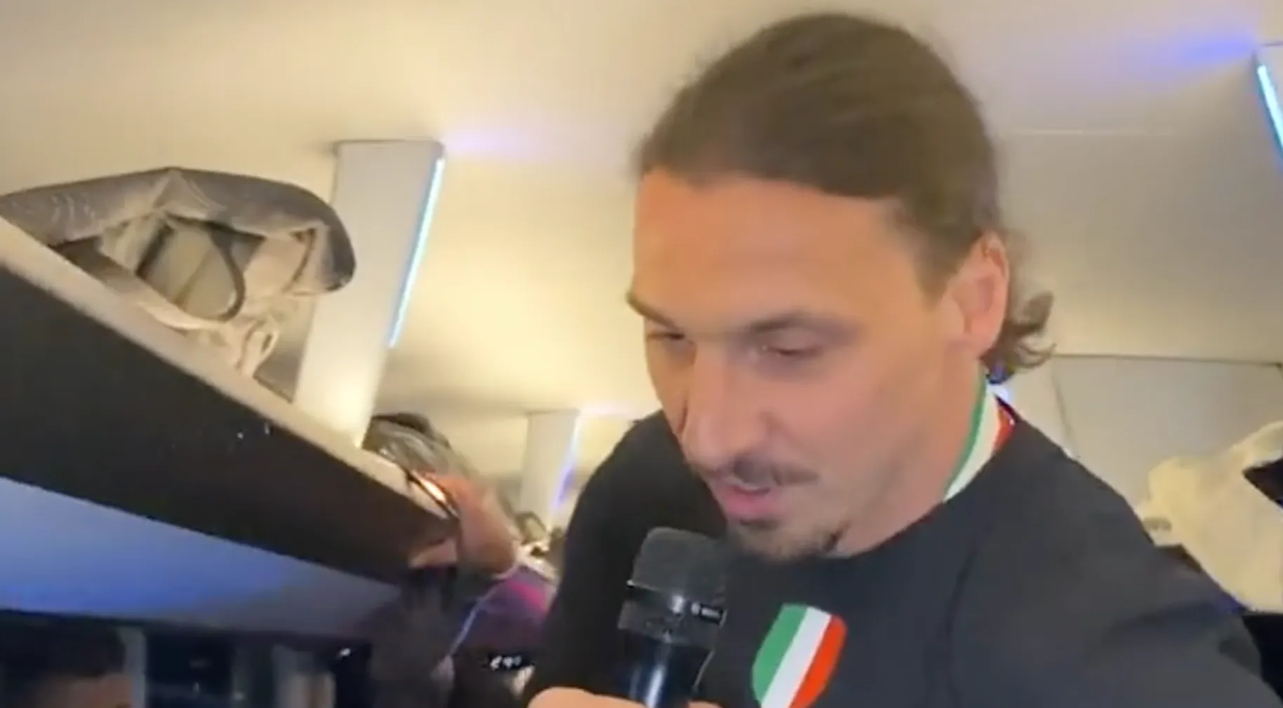 Zlatan laat zich van een andere kant zien in spelersbus