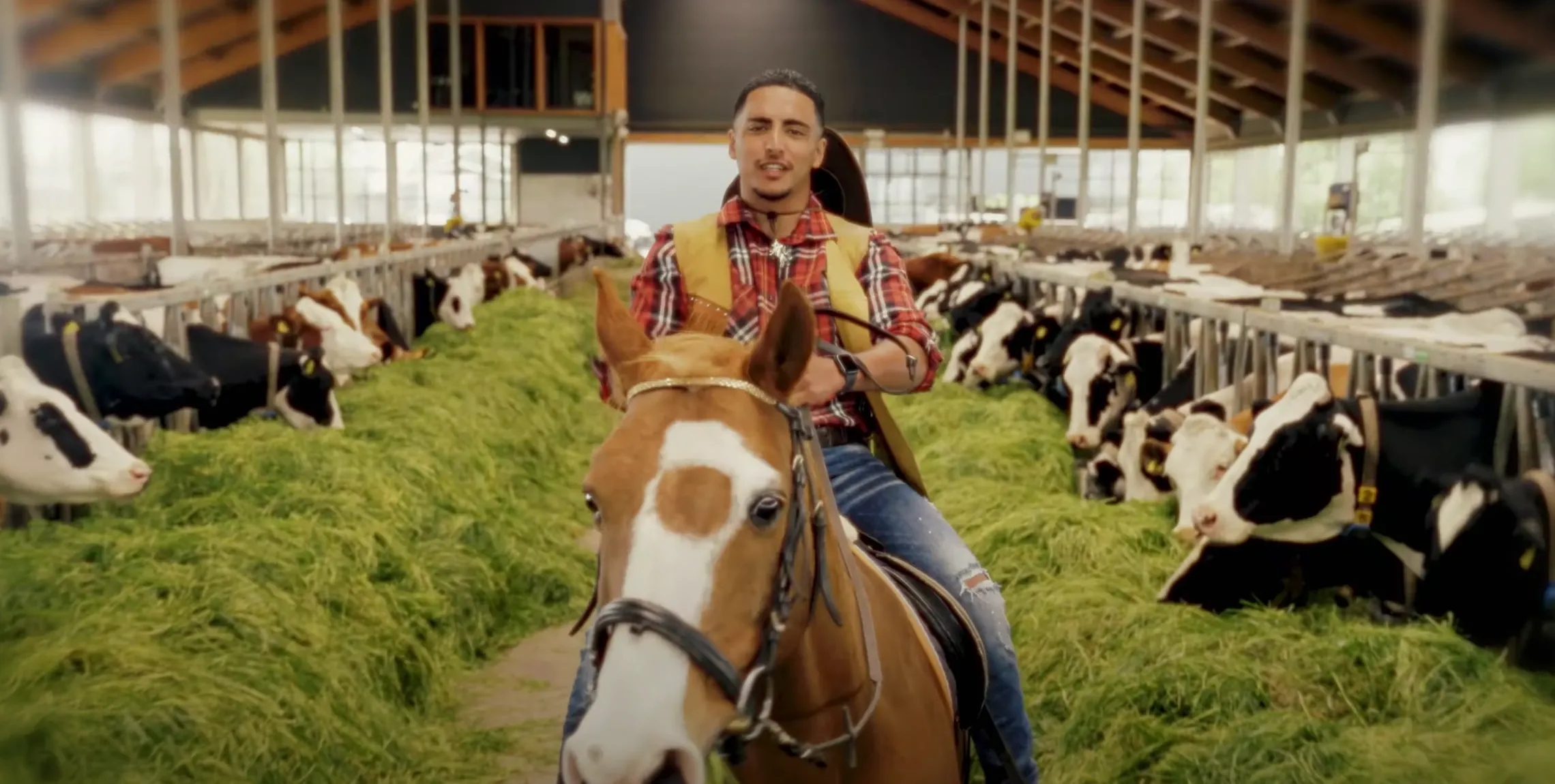 Boer Ayoub slaat nieuwe weg in en dropt Maandag Tot Maandag video