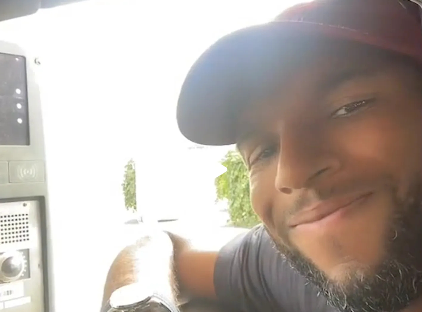 Ryan Babel legt honderden euro's neer voor de VIP Service van Schiphol en deelt zijn uitgebreide review
