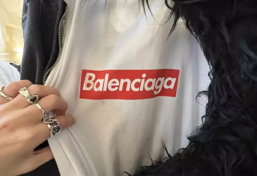Balenciaga imiteert Supreme in nieuwe zomer collectie