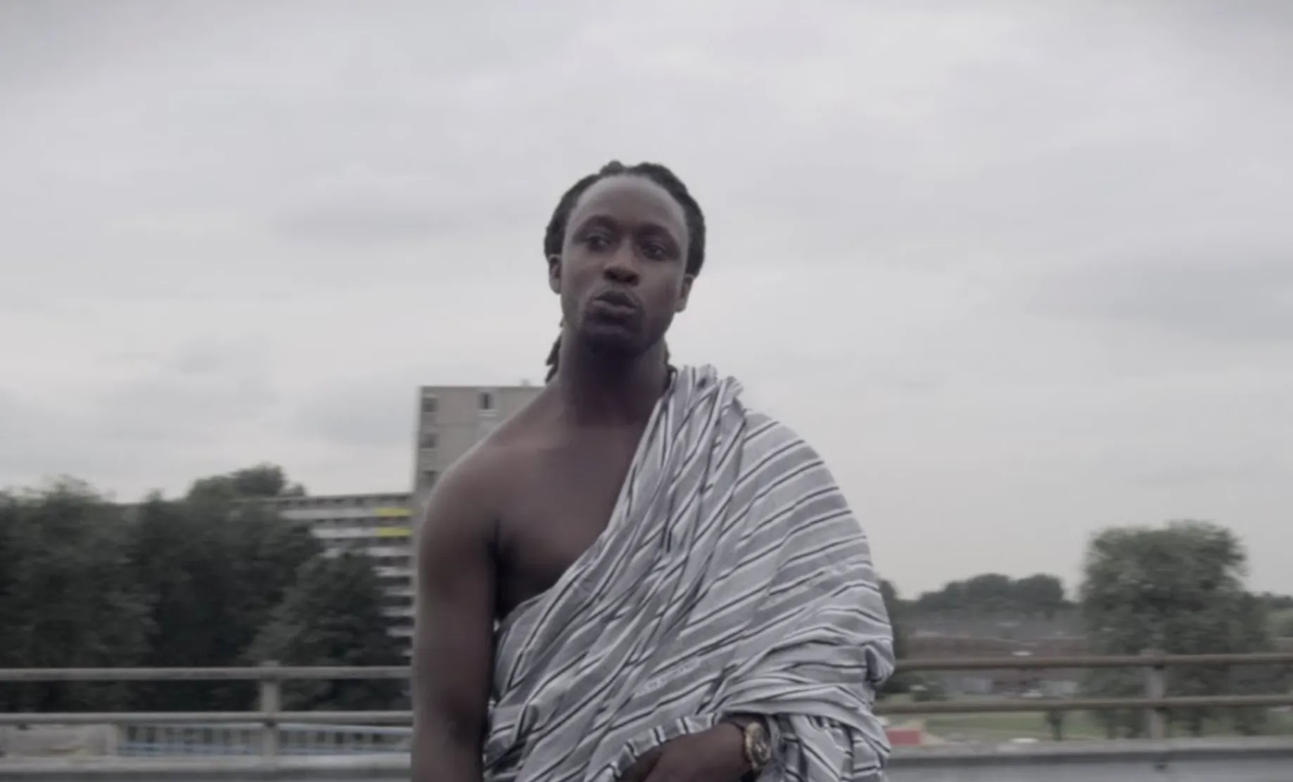 Akwasi kondigt nieuwe track Zwarte Piet aan