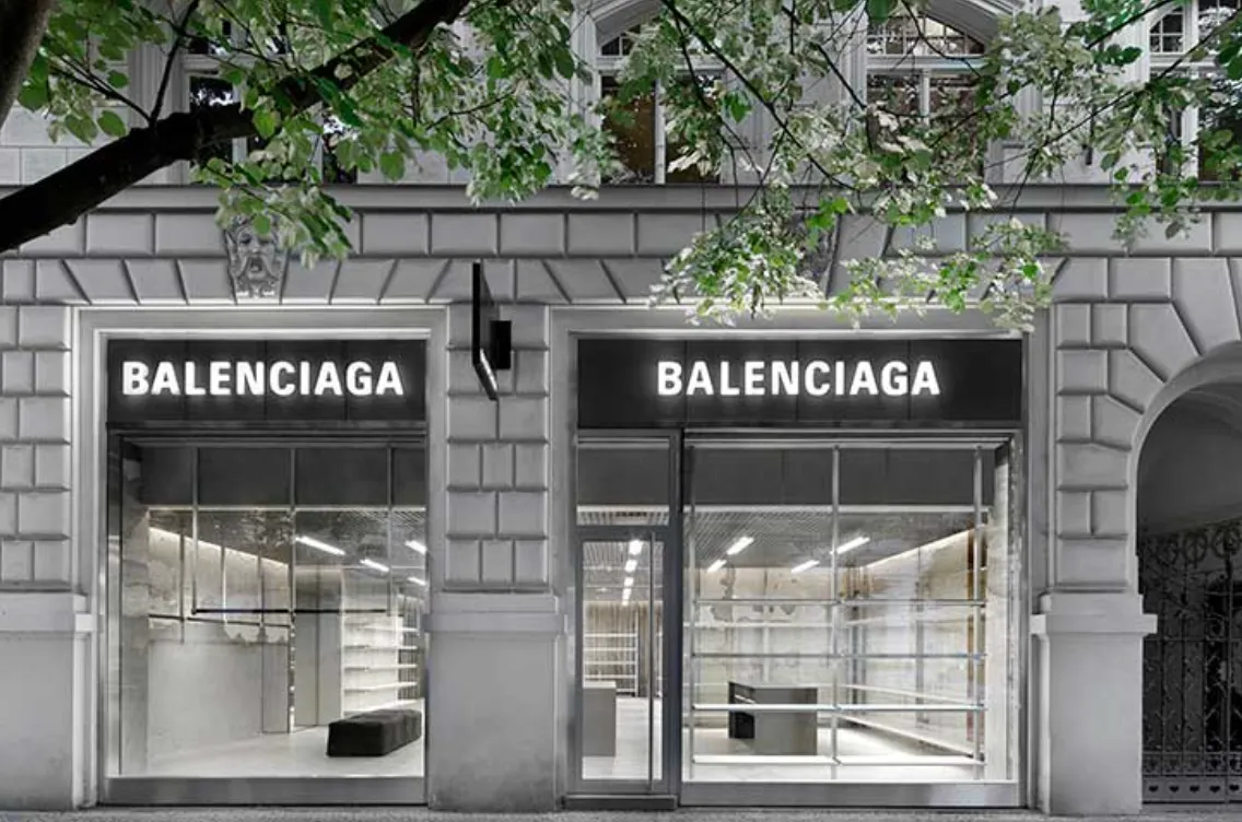 Meerdere Balenciaga winkels doelwit van vandalisme na bondagefoto's campagne met kinderen