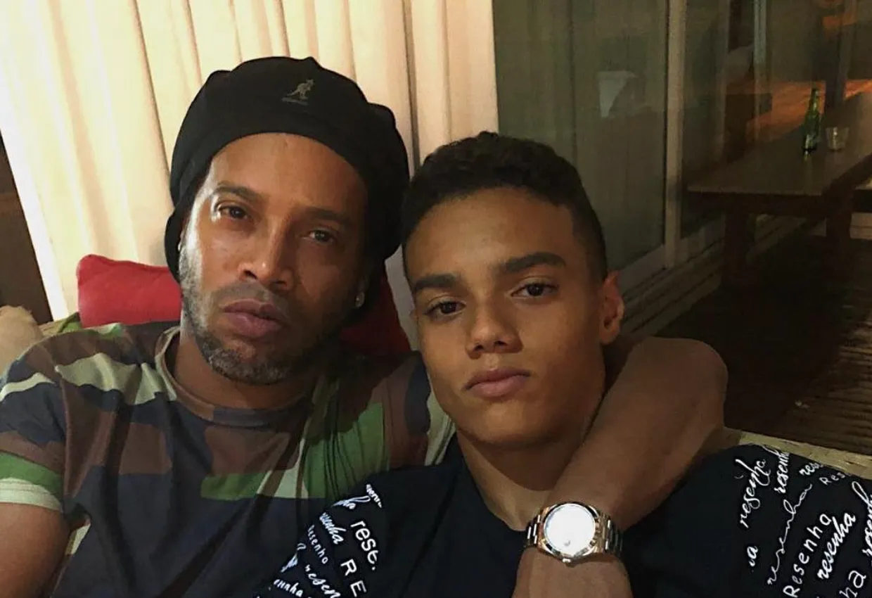De 17-jarige zoon van clublegende Ronaldinho krijgt toch contract na ingrijpen Barcelona voorzitter Laporta