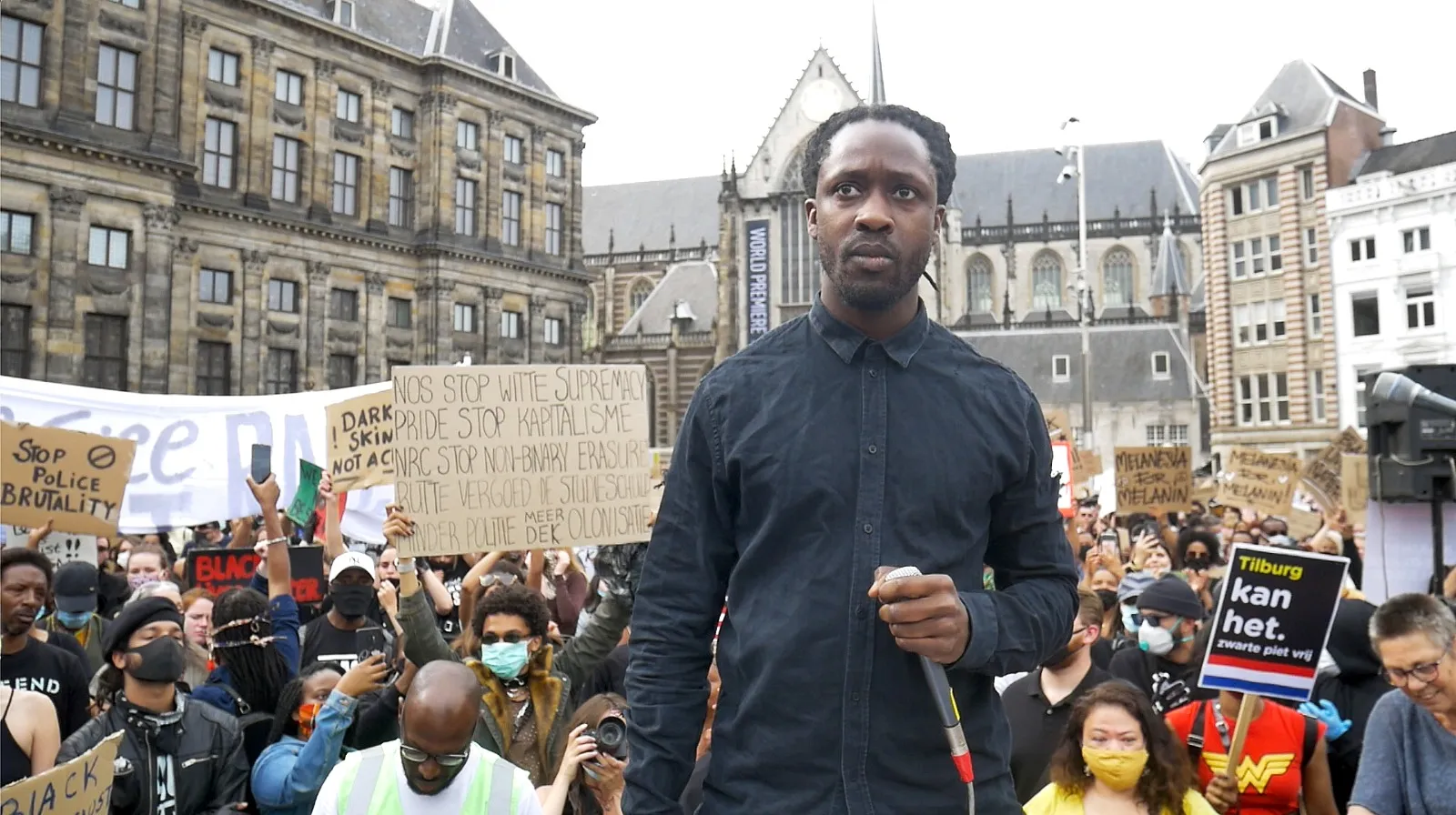 Uitspraken Akwasi door OM als opruiend en daarmee strafbaar aangemerkt