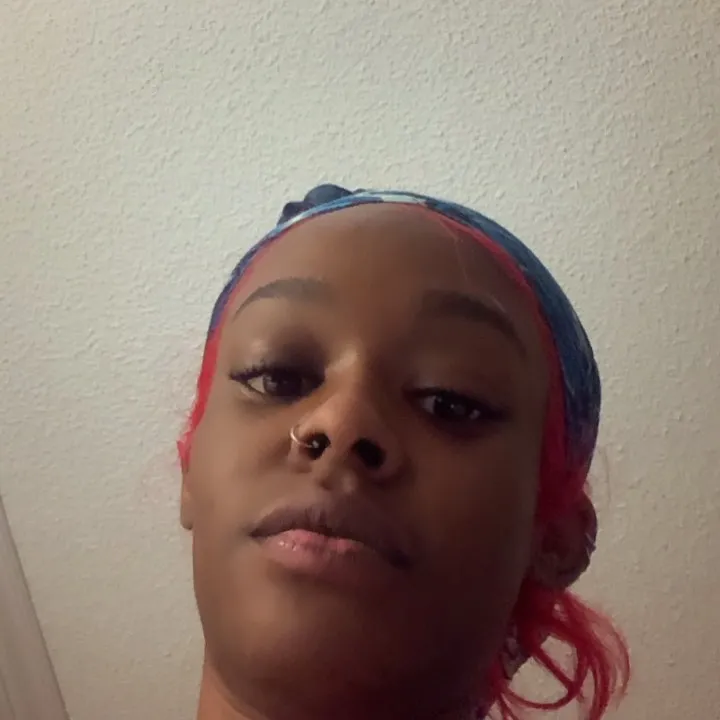 Azaelia Banks graaft overleden kat op en kookt het dier