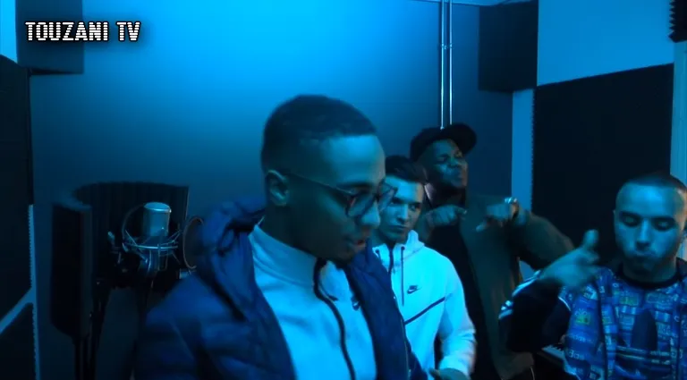 Emms doet een verse bij Touzani TV en beoordeelt rapbattle tussen voetballers Darri en Bel Hassani
