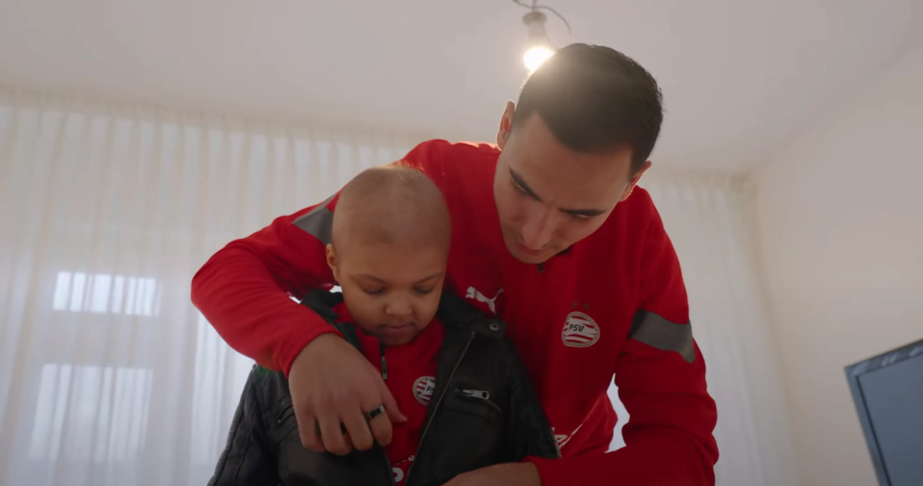 PSV'er El Ghazi bezorgt ernstig zieke Nigel een onvergetelijke dag