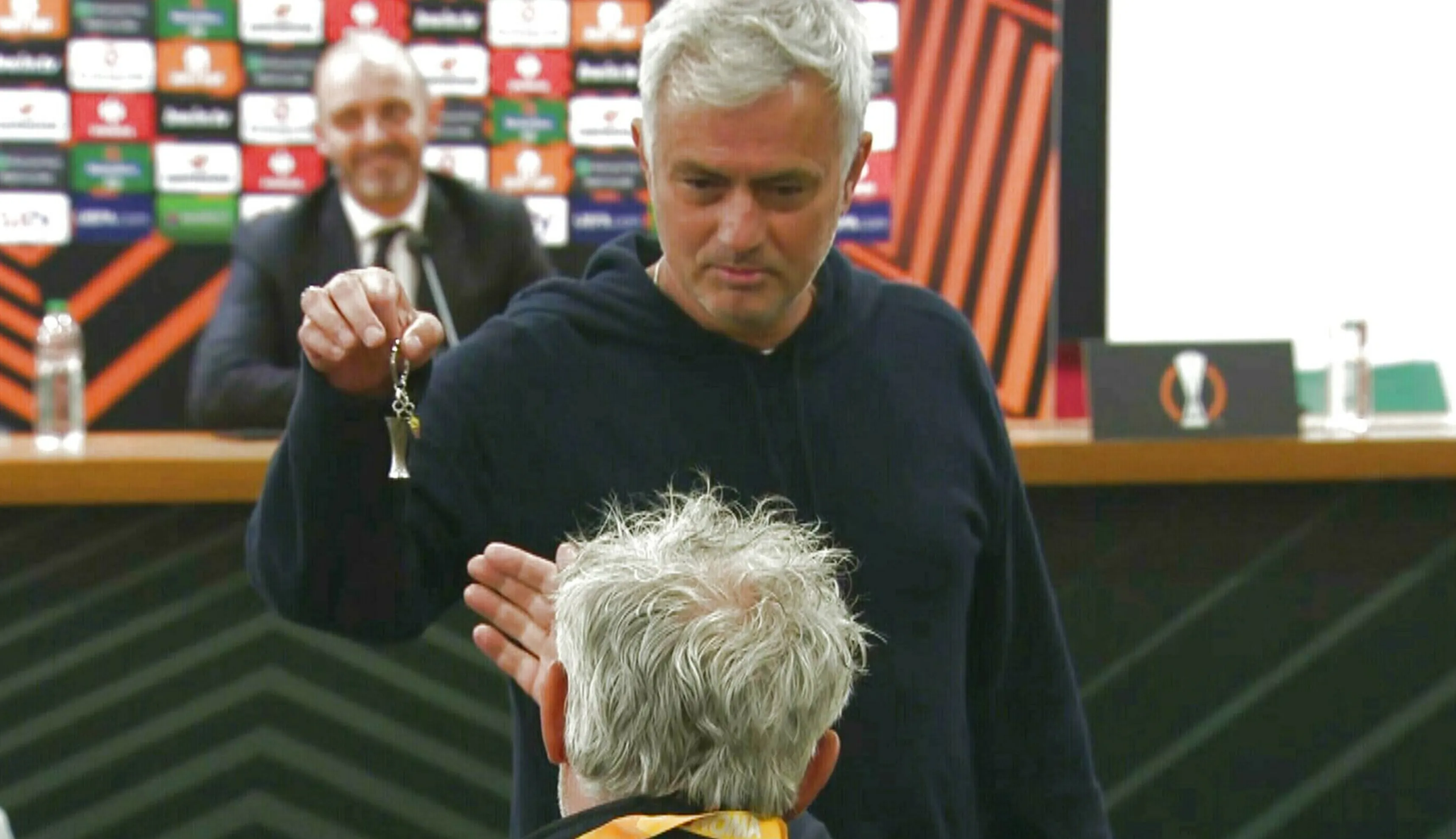 Mourinho confronteert Feyenoord trainer Slot al schreeuwend met zijn eerdere uitspraken over Roma