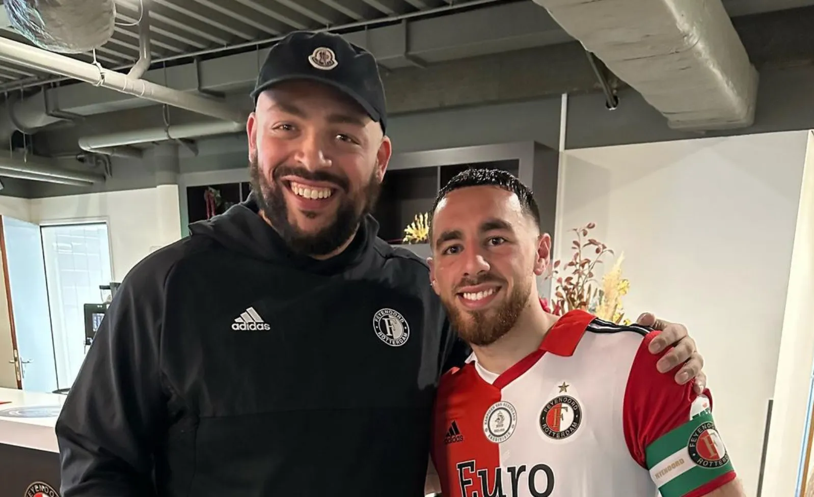 Qucee eist felicitaties van Ajax-fan Kalibwoy na kampioenschap Feyenoord, maar krijgt een totaal andere reactie
