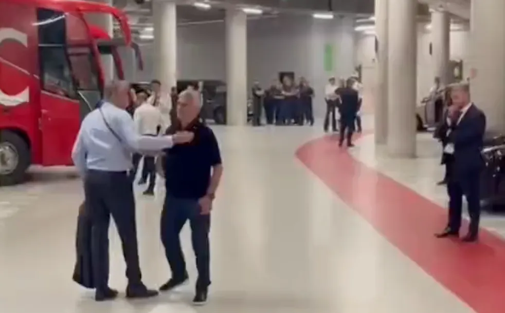Razende Mourinho belaagt scheidsrechter in parkeergarage en scheldt hem de huid vol