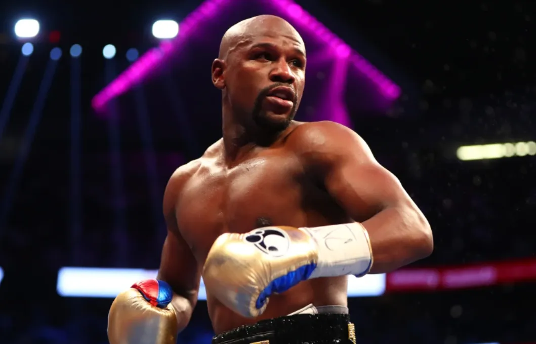 Demonstratiewedstrijd Floyd Mayweather loopt volledig uit de hand na diskwalificatie van tegenstander