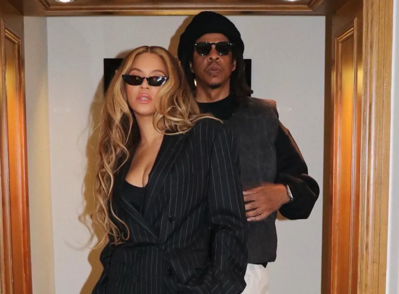Huishoudelijke spullen waaronder een gouden bidet van Jay-Z en Beyoncé te koop op eBay