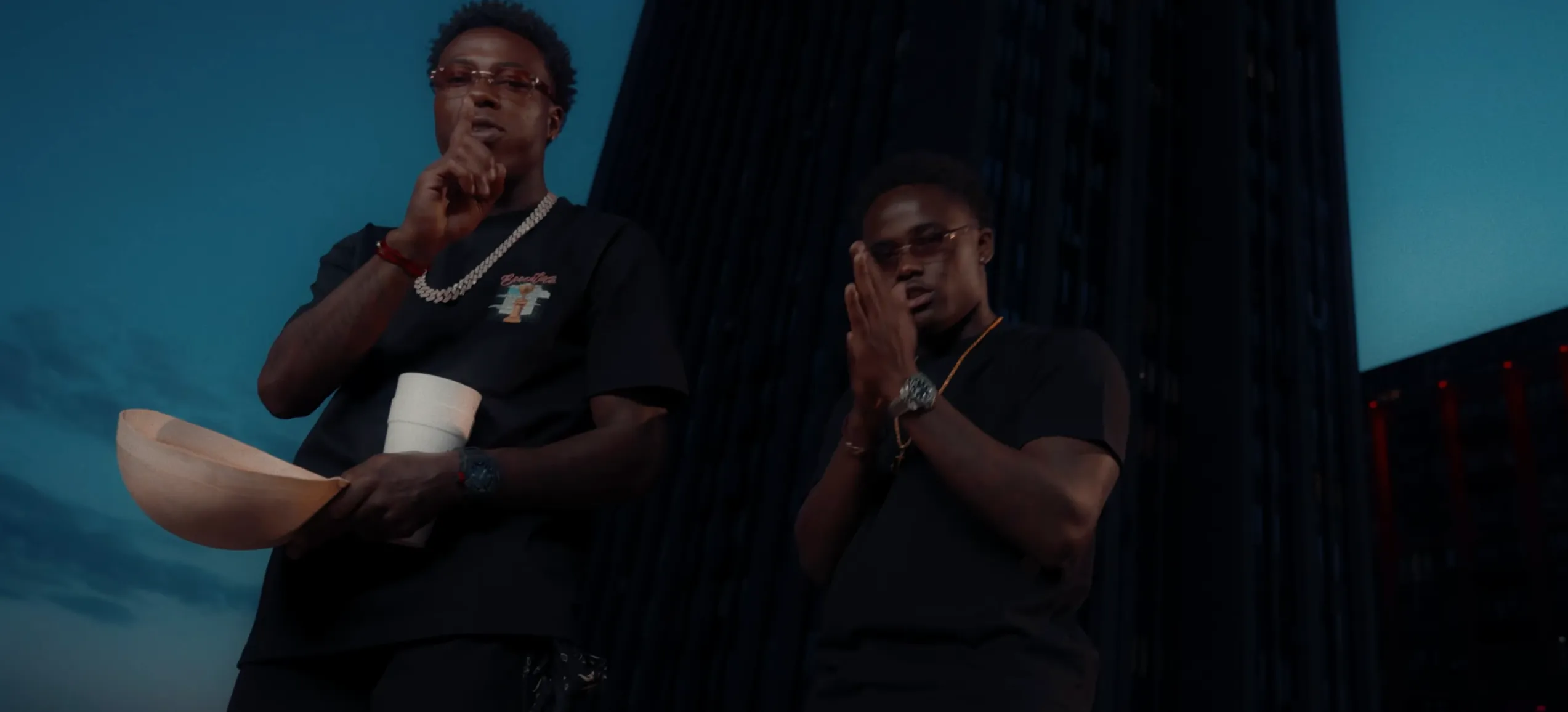 Quincy Promes gaat na veroordeling ongestoord verder en dropt Kat In 't Bakkie video met Topperig