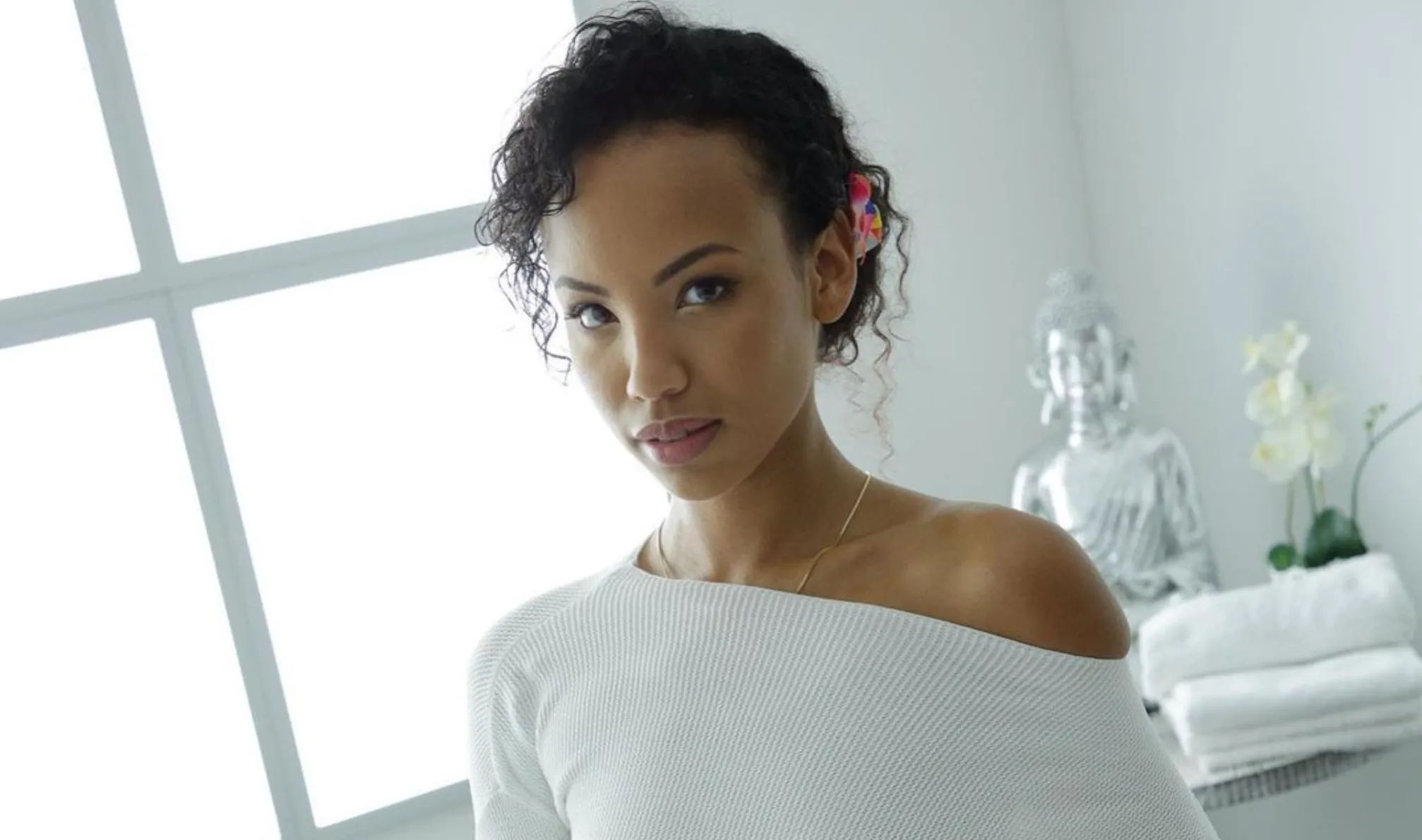 In nieuwe Rookworst vertelt pornoactrice Romy Indy waarom ze liever besneden tegenspelers heeft: 'Mannen lopen salty rond'