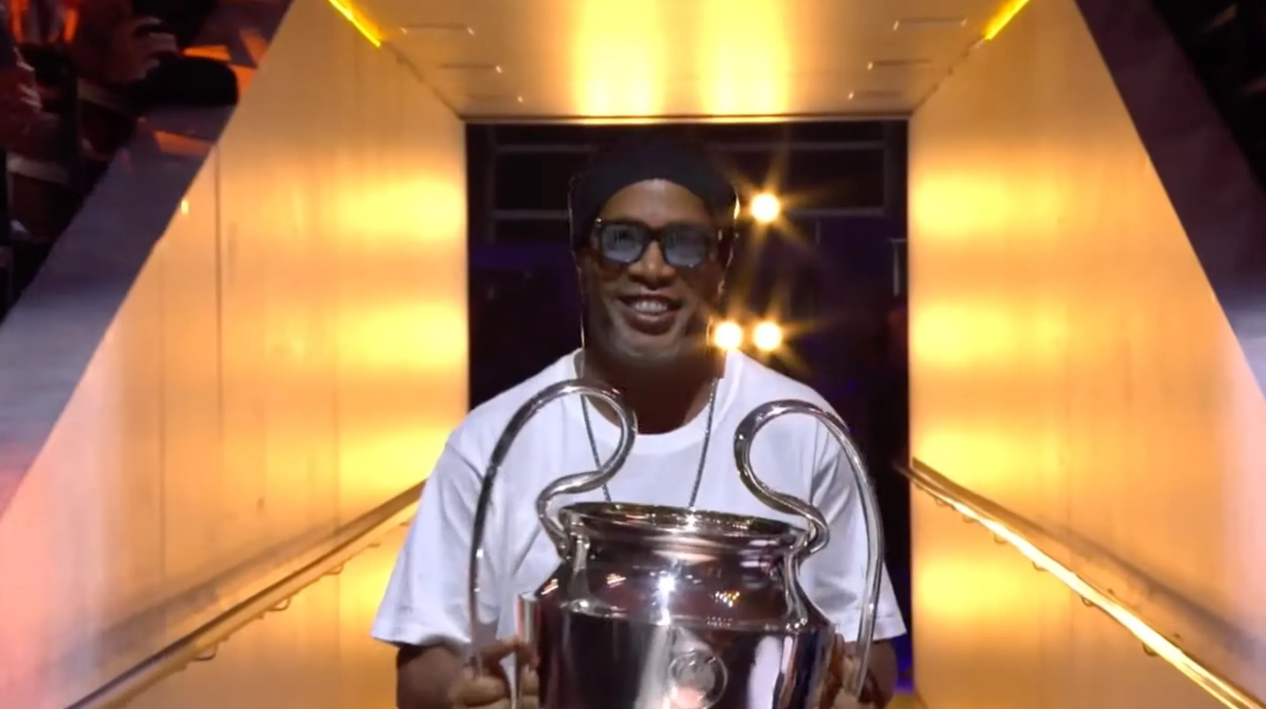 Spelers als Ronaldinho, Luis Figo en Didier Drogba onthullen FIFA opvolger EA Sports FC 24 in Amsterdam